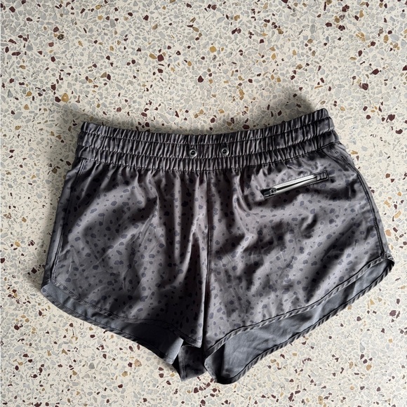 Vuori Clementine 2.5” inch short 2.0 color Chia stucco size small - Picture 4 of 7